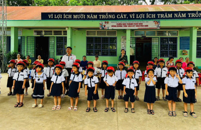 HON ĐA VIỆT NAM TẶNG NÓN BẢO HIỂM CHO HỌC SINH KHỐI 1