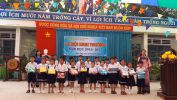 Trao tặng quà cho học sinh khó khăn