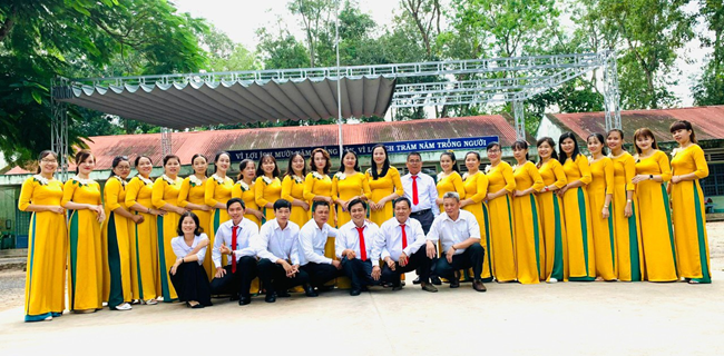 Tập thể GV Trường TH Định Hiệp