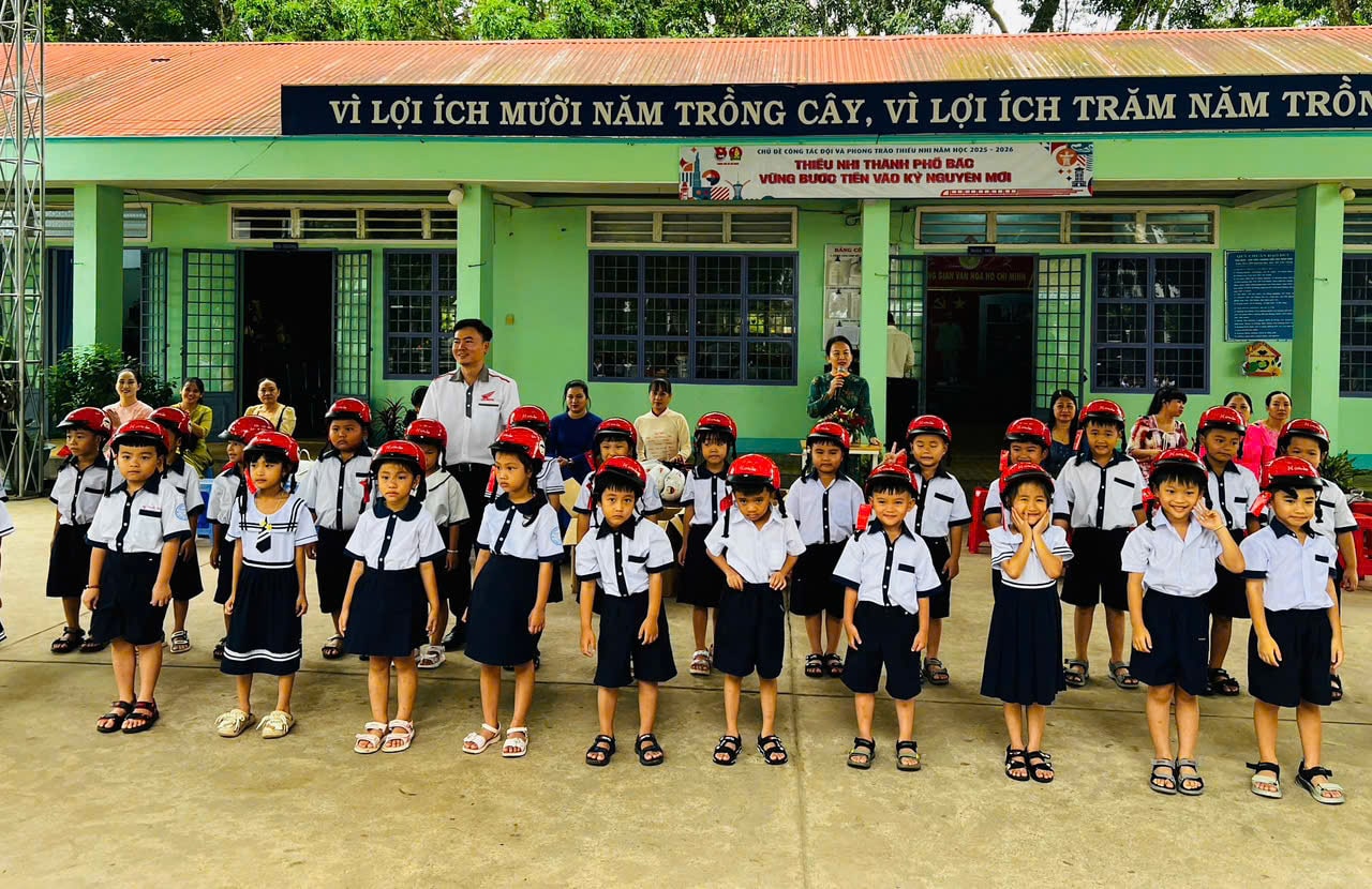 HON ĐA VIỆT NAM TẶNG NÓN BẢO HIỂM CHO HỌC SINH KHỐI 1
